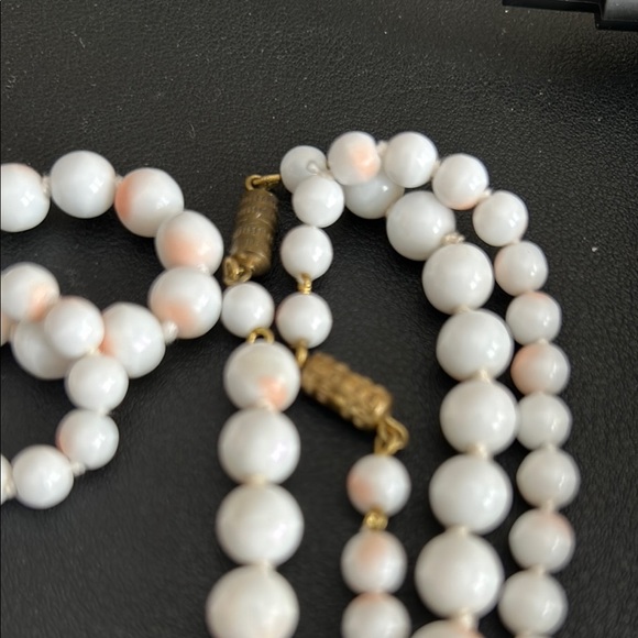 Vintage White and Coral Hand knotted Beaded Necklaces. - Picture 5 of 5